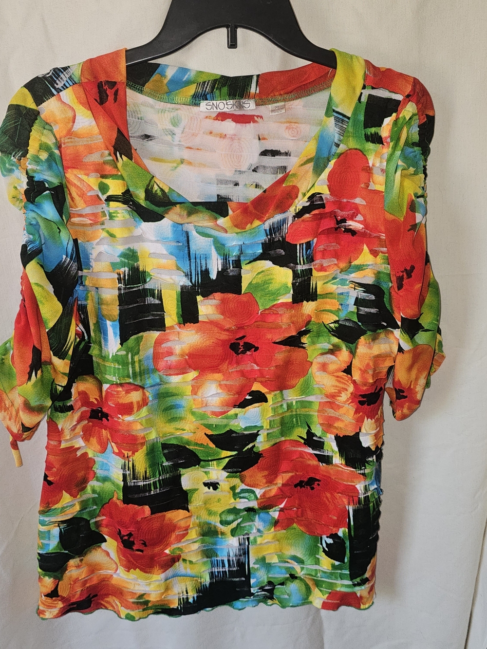 SNO SKINS Women's V-Neck Floral Blouse in Multicolor